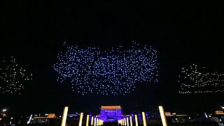 Des essaims de drones illuminent une ville chinoise