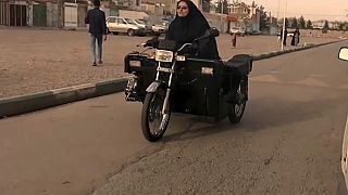 شاهد: سيدة من ذوي الاحتياجات تخترع دراجة نارية "خاصة" للتنقل في إيران