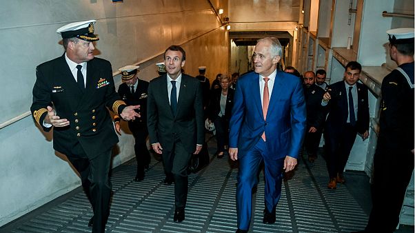 Emmanuel Macron az ausztrál HMAS Canberra fedélzetén május 2-án Emmanuel Macron az ausztrál HMAS Canberra fedélzetén május 2-án