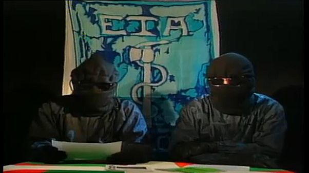 Separatistas da ETA lêem comunicado Separatistas da ETA lêem comunicado