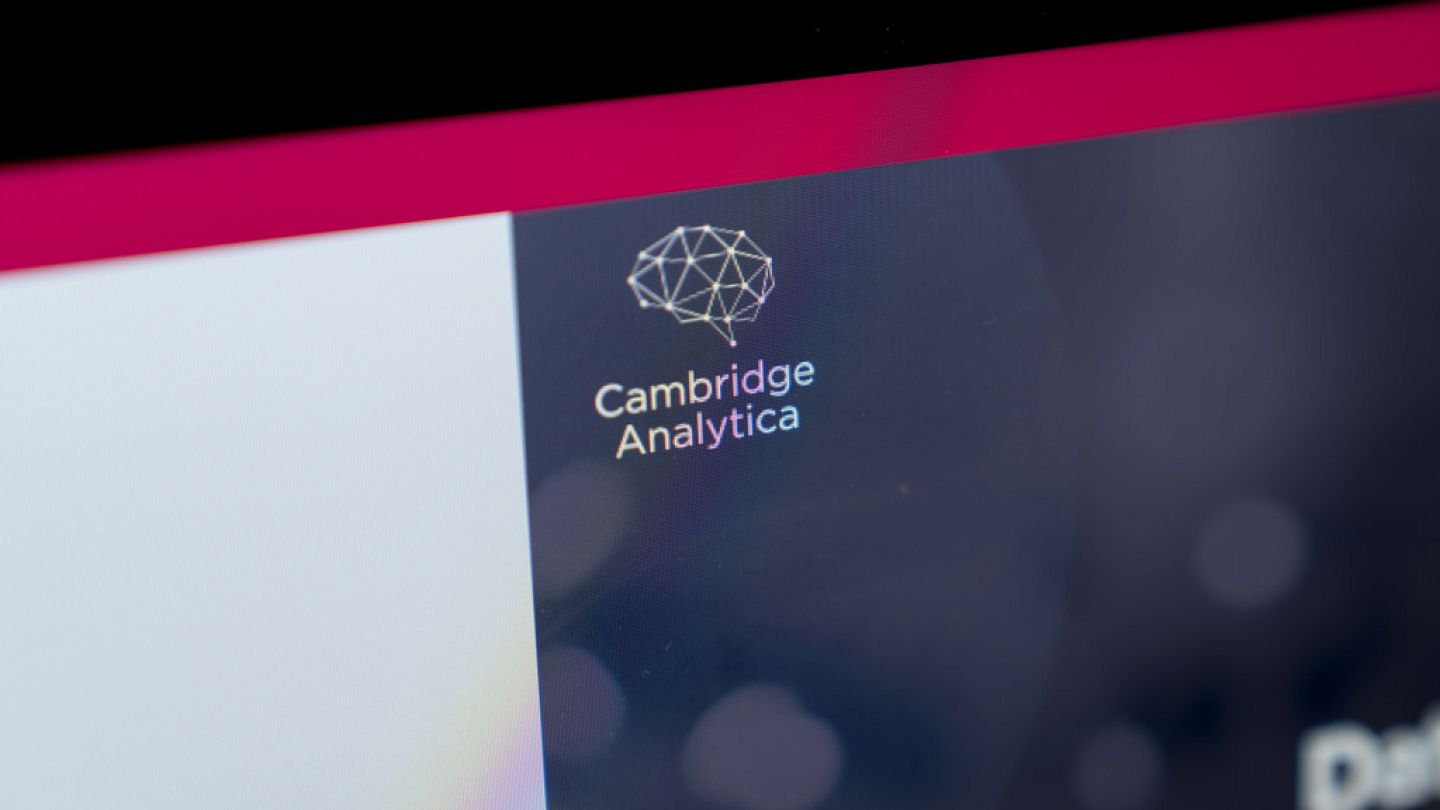 Facebook ile adı skandala karışan Cambridge Analytica firması kapanıyor | Euronews