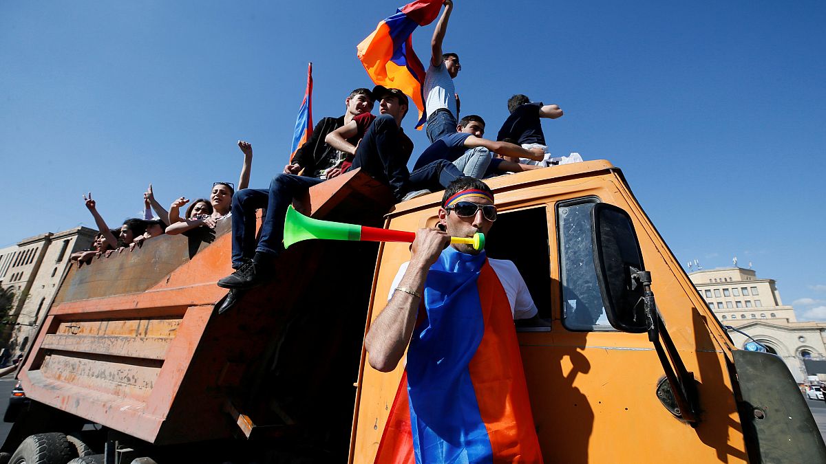 Manifestantes da oposição arménios bloqueiam estradas do país