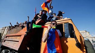 Manifestantes da oposição arménios bloqueiam estradas do país