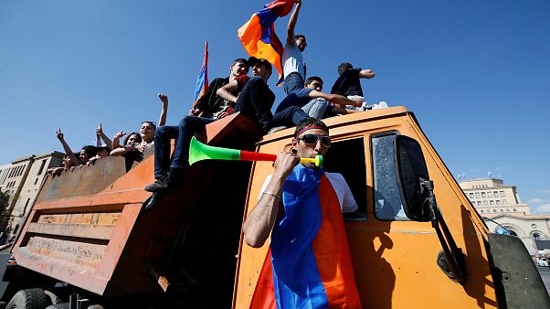 Manifestantes da oposição arménios bloqueiam estradas do país Manifestantes da oposição arménios bloqueiam estradas do país