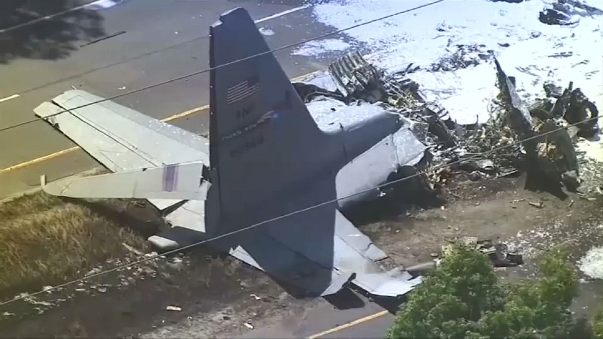 Nueve muertos al estrellarse un avión militar en una autopista