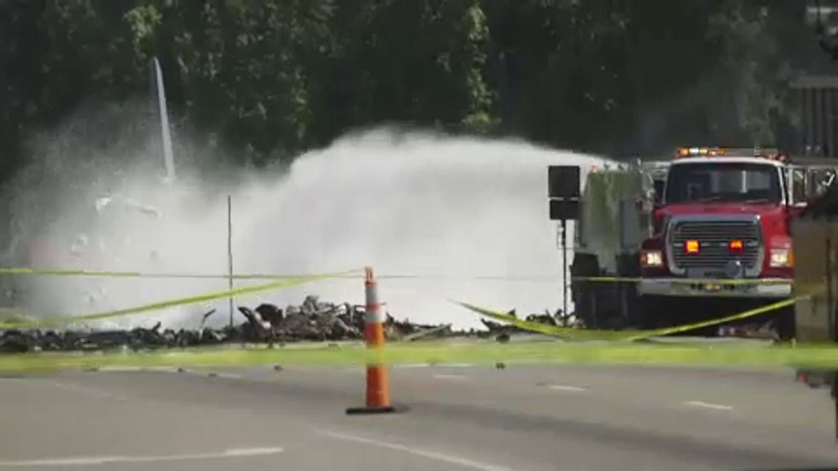 Katonai repülő zuhant az autópályára