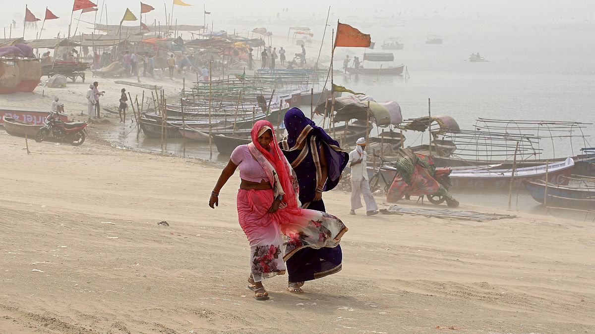 Hindistan'da kum fırtınası: En az 72 ölü
