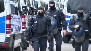 إصابات واعتقالات في مداهمة الشرطة ملجأ للاجئين بألمانيا