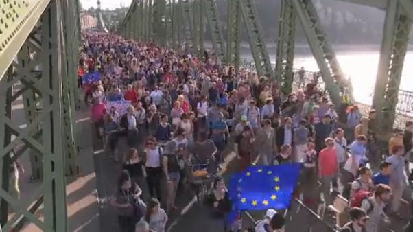 Húngaros manifestam-se nas ruas de Budapeste Húngaros manifestam-se nas ruas de Budapeste