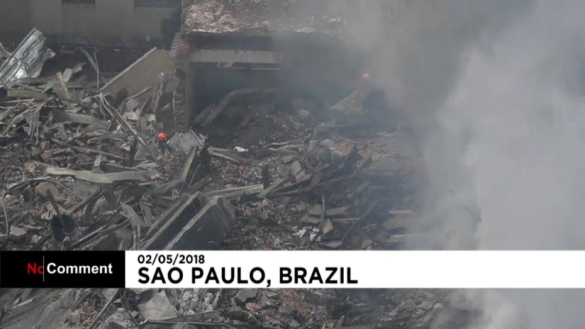 Sao Paulo : les pompiers refroidissent les décombres 