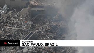 Sao Paulo : les pompiers refroidissent les décombres