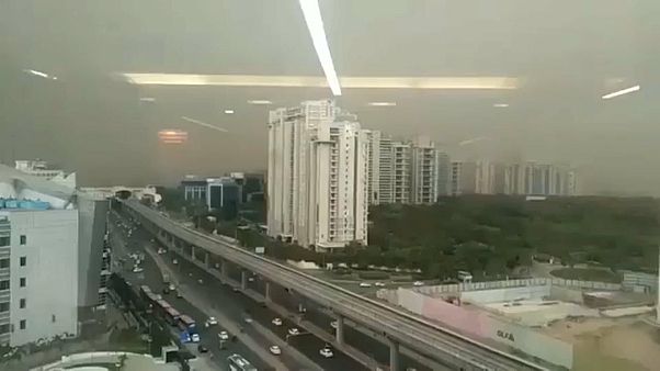 India: tempesta di sabbia e pioggia provoca oltre 70 vittime India: tempesta di sabbia e pioggia provoca oltre 70 vittime