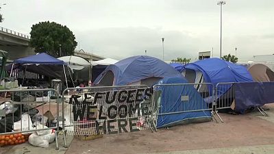 Migrantes centroamericanos acampan ante la frontera de Estados Unidos