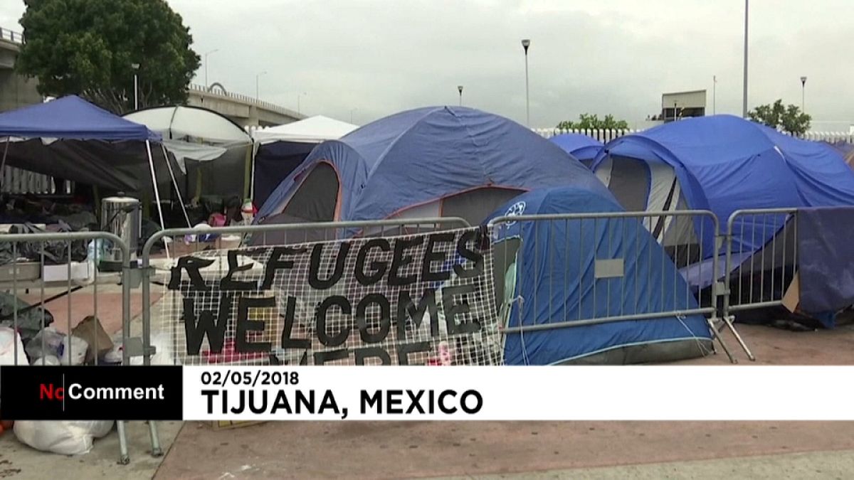 شاهد عبور مهاجرين من المكسيك إلى الولايات المتحدة تحت حراسة مشددة
