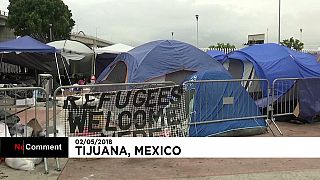 شاهد عبور مهاجرين من المكسيك إلى الولايات المتحدة تحت حراسة مشددة