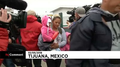 Un gruppo di donne e bambini hanno attraversato il Messico per entrare negli Usa