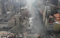 Bombeiros procuram sobreviventes após derrocada de prédio