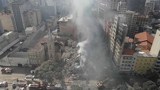 Bombeiros procuram sobreviventes após derrocada de prédio