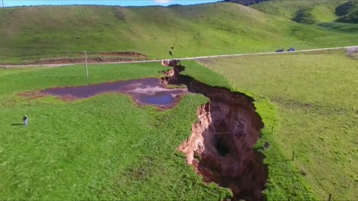 أمطار غزيرة تكشف عن حفرة أرضية هائلة في شمال نيوزيلاندا 