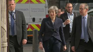 Theresa May resiste en los comicios locales británicos