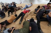 1100 مصاب جراء إطلاق إسرائيل الرصاص الحي وقنابل الغاز على متظاهرين فلسطينيين