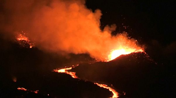 Vulcão na ilha da Reunião continua em erupção pelo quinto dia consecutivo Vulcão na ilha da Reunião continua em erupção pelo quinto dia consecutivo