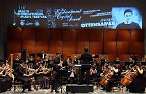 Verdi-dallamok, dél-amerikai köntösben a máltai fesztiválon