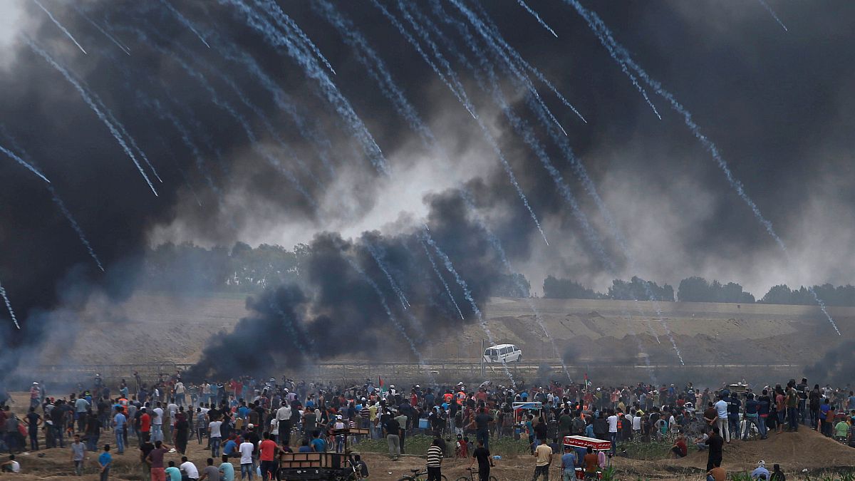Militares israelitas lançam gás lacrimógeneo contra palestinianos