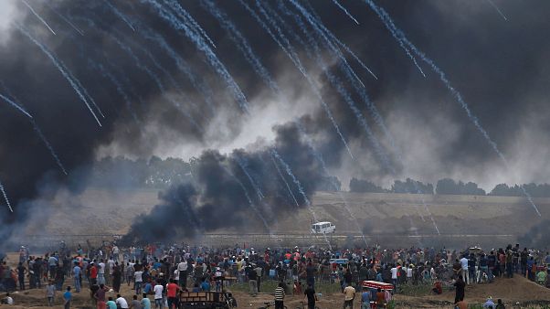 Militares israelitas lançam gás lacrimógeneo contra palestinianos Militares israelitas lançam gás lacrimógeneo contra palestinianos
