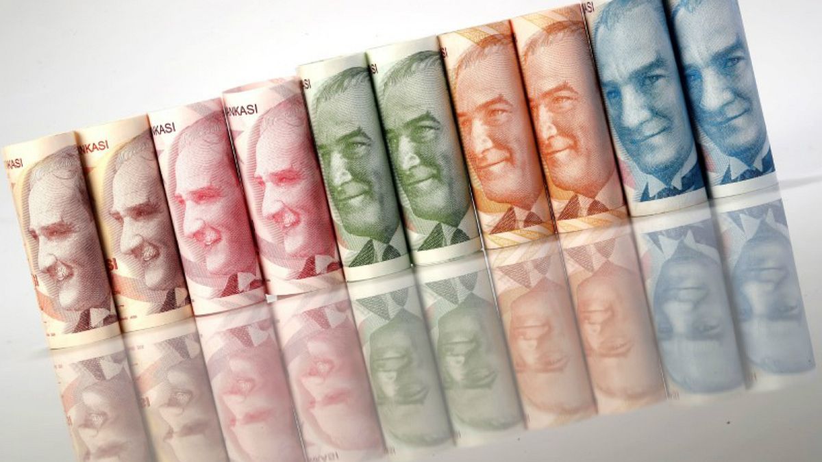 هبوط قياسي لليرة التركية بسبب ارتفاع التضخم 
