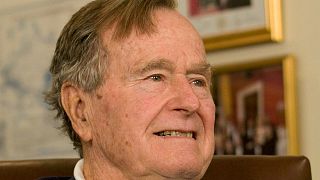 عودة جورج بوش الأب لمنزله بعد أسبوعين من العلاج بمستشفى في هيوستون