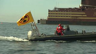 Greenpeace contro la "centrale nucleare galleggiante"