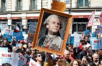 بر روی تابلو نوشته شده: ۱۷ مه، سالگرد بازگشت سلطنت