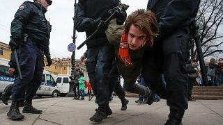 Ein Demonstrant wird in St. Petersburg festgenommen
