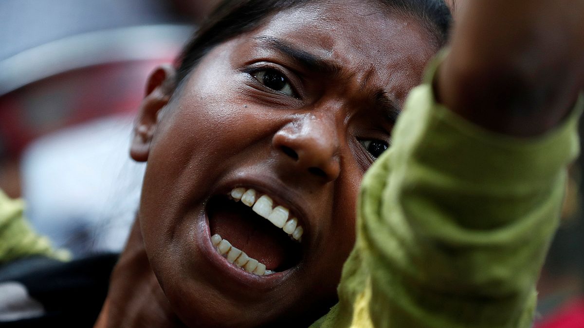 هندية تشارك بمظاهرة في نيودلهي احتجاجا على اغتصاب فتاة ومراهقة