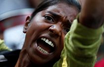 هندية تشارك بمظاهرة في نيودلهي احتجاجا على اغتصاب فتاة ومراهقة