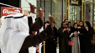 رویترز: احتمال پایان تفکیک جنسیتی در اماکن عمومی عربستان