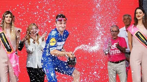 Giro d'Italia: a Viviani la seconda tappa, Dennis in rosa Giro d'Italia: a Viviani la seconda tappa, Dennis in rosa