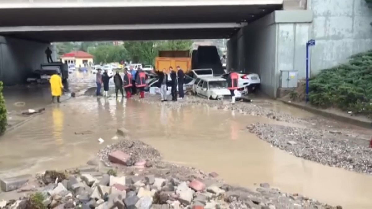 Alluvione nei pressi di Ankara, le strade fiumi di fango