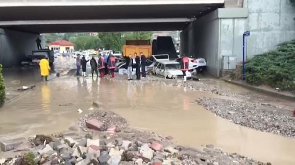 Alluvione nei pressi di Ankara, le strade fiumi di fango Alluvione nei pressi di Ankara, le strade fiumi di fango