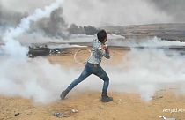متظاهرون فلسطينيون يردّون قنابل الغاز الإسرائيلية بمضارب التنس