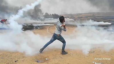 متظاهرون فلسطينيون يردّون قنابل الغاز الإسرائيلية بمضارب التنس