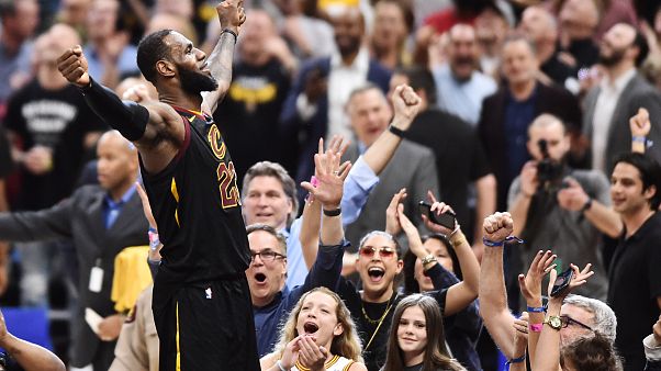 LeBron James celebra vitória de Cleveland sobre Raptors LeBron James celebra vitória de Cleveland sobre Raptors