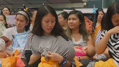 Hong Kong: Mütter stillen öffentlich Babys für mehr Akzeptanz