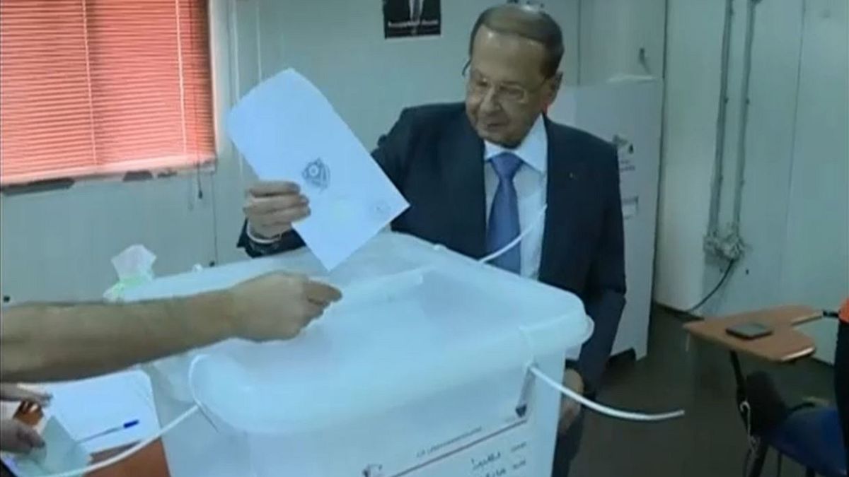 الرئيس اللبناني ميشيل عون أثناء ادلائه بصوته بالانتخابات