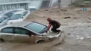 Sintflutartiger Regen in Ankara schwemmt 160 Autos weg