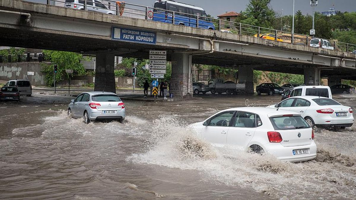 Ankara'da ani bastıran yağış ve sel vatandaşları korkuttu
