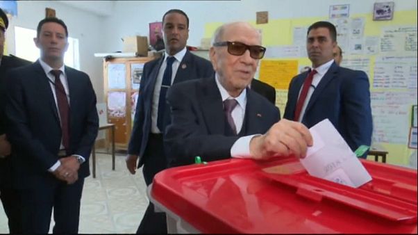 Tunisia's president votes in local elections Tunisia's president votes in local elections