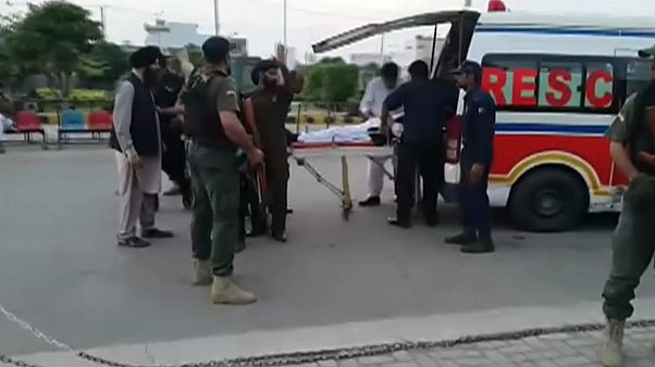 Pakistanischer Innenminister bei Attentatsversuch verletzt Pakistanischer Innenminister bei Attentatsversuch verletzt