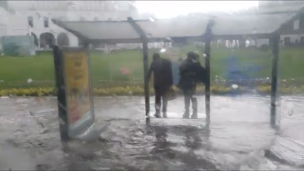 В ожидании автобуса в подтопленной Анкаре